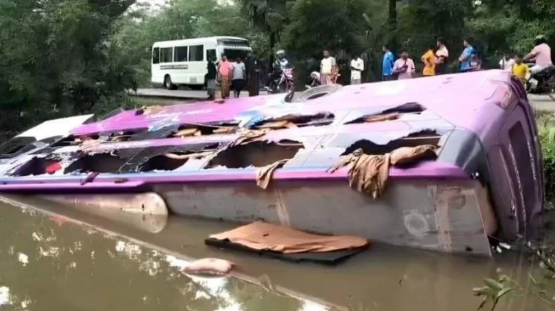 জবির সাবেক শিক্ষার্থীদের নিয়ে পুকুরে ডাবল ডেকার স্লিপার বাস, আহত ১৫